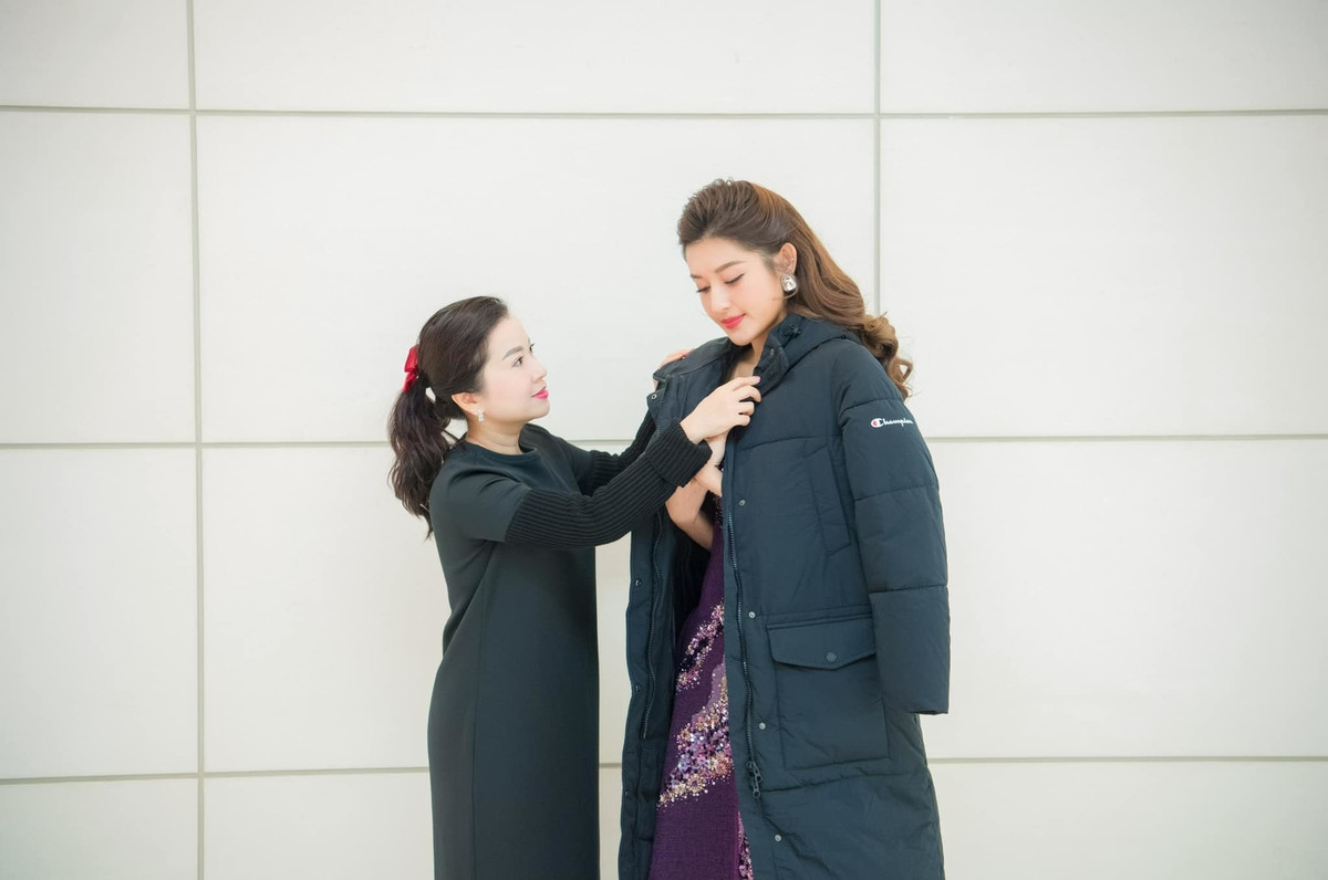 Á hậu Huyền My hạnh phúc khi được mẹ chăm sóc kỹ khi đi sự kiện.