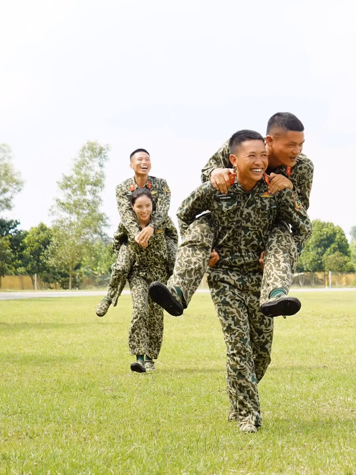 Việt Anh gây chú ý với gương mặt khác lạ bên hội bạn thân - Hình 10 Viet Anh gay chu y voi guong mat khac la ben hoi ban than-Hinh-10