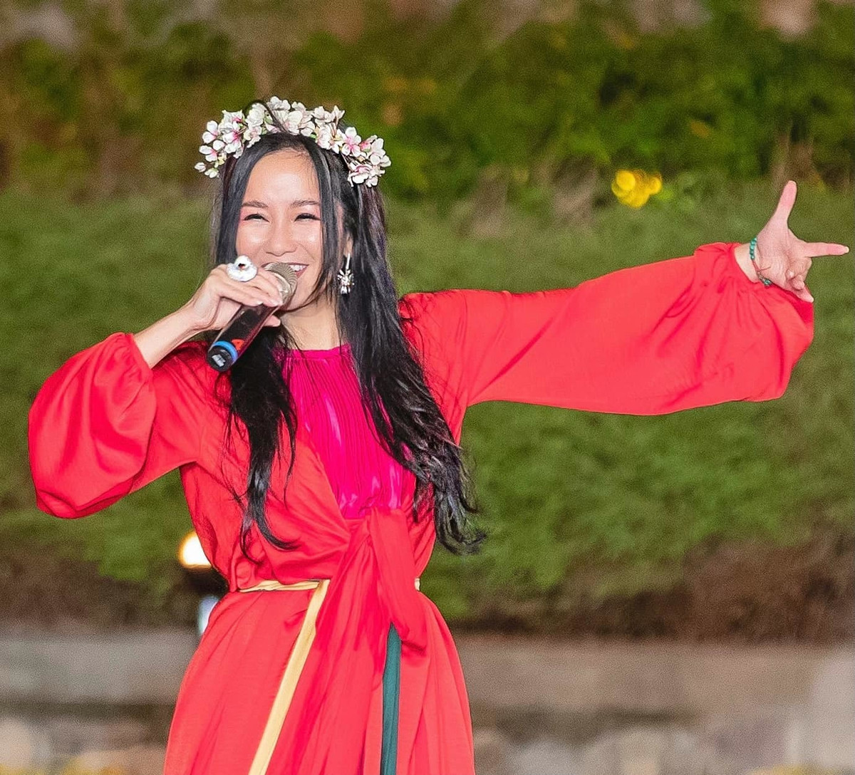 Hồng Nhung trẻ đẹp rạng rỡ khi đi diễn đầu năm mới. "Ngày đầu năm, xin truyền năng lượng tích cực, tinh thần hân hoan đón chào năm mới", cô viết.