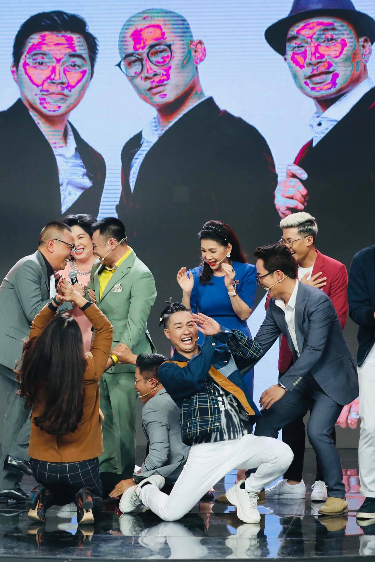 Thanh Duy gây thích thú khi chia sẻ lại khoảnh khắc hài hước bên các nghệ sĩ trong chương trình 'Ký ức vui vẻ'.