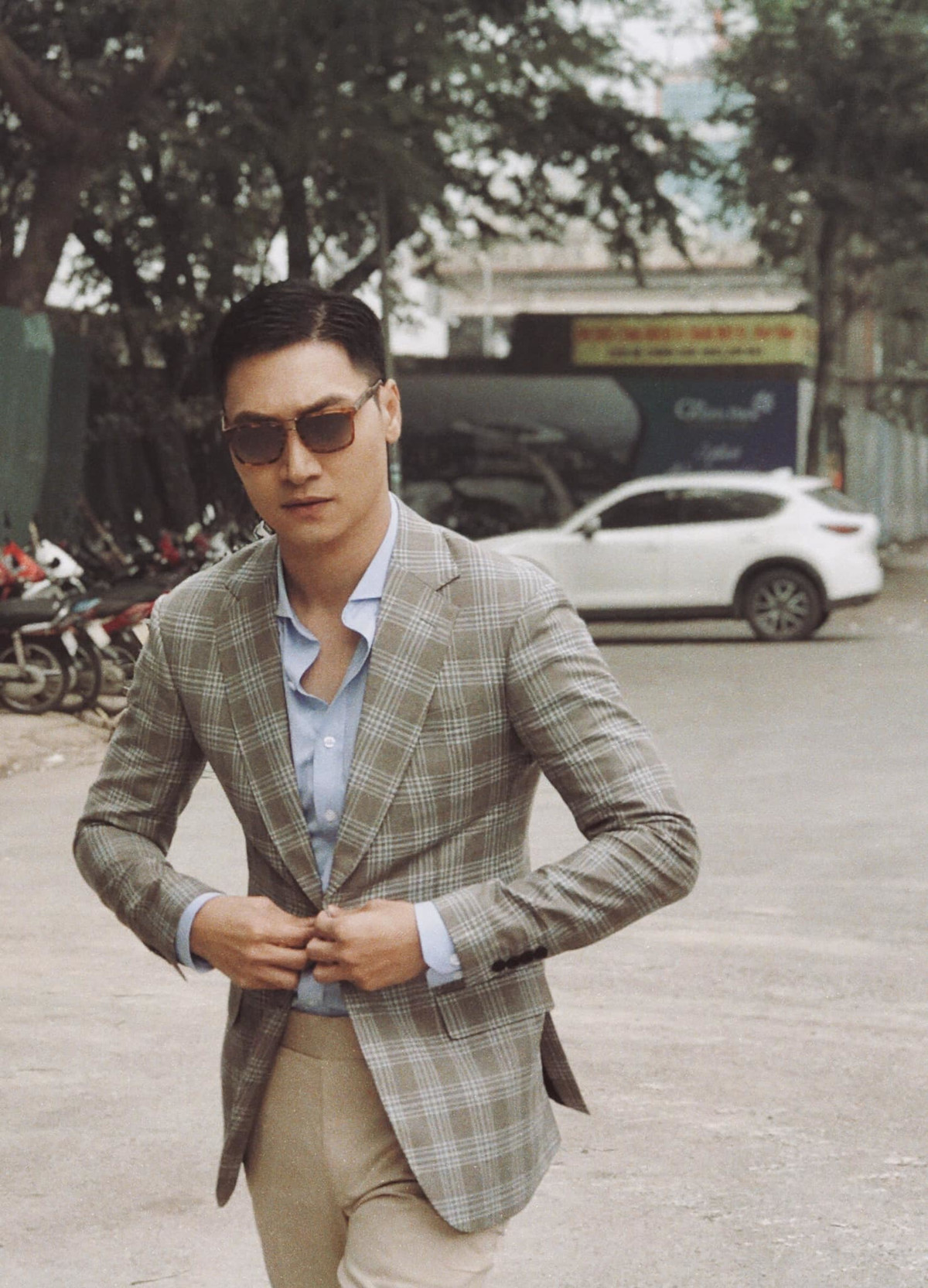 Mạnh Trường khiến fan nữ mê mẩn khi khoe vẻ lịch lãm. Anh dí dỏm viết: "Chụp ở công trường mà cứ như trời Âu".