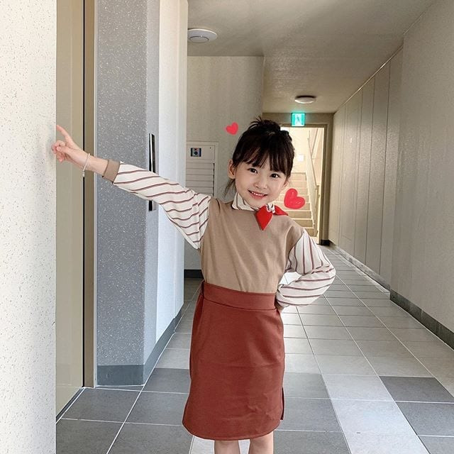 Mái tóc mượt mà, đôi mắt long lanh, làn da trắng mịn không tỳ vết và nụ cười khả ái của cô bé sinh năm 2012 nhận nhiều lời khen ngợi.