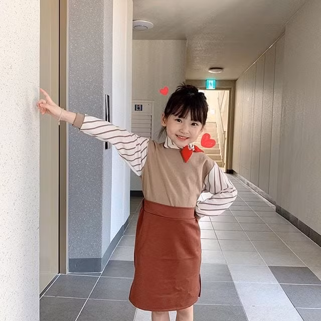 Mái tóc mượt mà, đôi mắt long lanh, làn da trắng mịn không tỳ vết và nụ cười khả ái của cô bé sinh năm 2012 nhận nhiều lời khen ngợi.