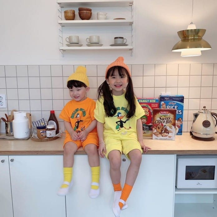 Hai chị em cũng thường xuyên xuất hiện trong những bộ hình chung, ăn mặc hợp rơ, có phong cách nổi bật. Mẹ Gahee cũng là người quản lý cho các con. Ảnh: Internet.