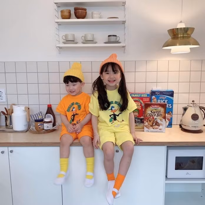 Hai chị em cũng thường xuyên xuất hiện trong những bộ hình chung, ăn mặc hợp rơ, có phong cách nổi bật. Mẹ Gahee cũng là người quản lý cho các con. Ảnh: Internet.