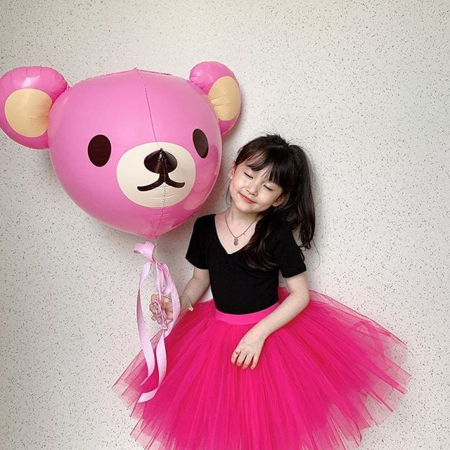 Mẹ cô bé chính là người giúp con gái 8 tuổi lựa chọn trang phục thời thượng và ghi lại những bộ hình ấn tượng.