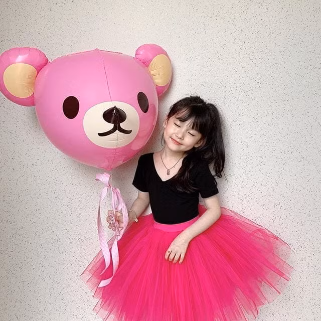 Mẹ cô bé chính là người giúp con gái 8 tuổi lựa chọn trang phục thời thượng và ghi lại những bộ hình ấn tượng.