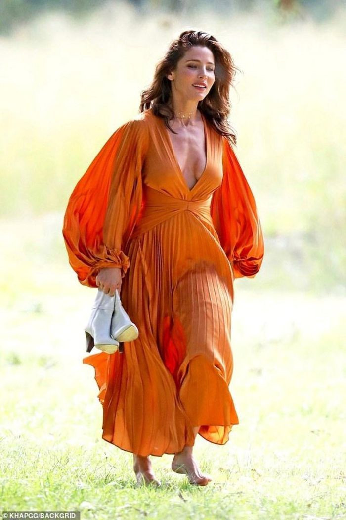 Bà mẹ 3 con còn không ngại phô vòng một quyến rũ trong các trang phục xẻ ngực sâu. Ảnh: Internet.