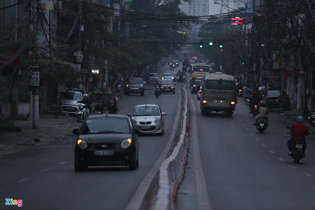 Lúc 17h, khu vực cầu Vĩnh Tuy gồm đoạn giao với đê Nguyễn Khoái và dốc Minh Khai đều thông thoáng, không ùn tắc như các năm trước.