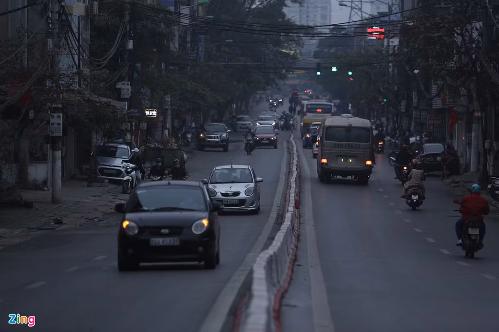 Lúc 17h, khu vực cầu Vĩnh Tuy gồm đoạn giao với đê Nguyễn Khoái và dốc Minh Khai đều thông thoáng, không ùn tắc như các năm trước.