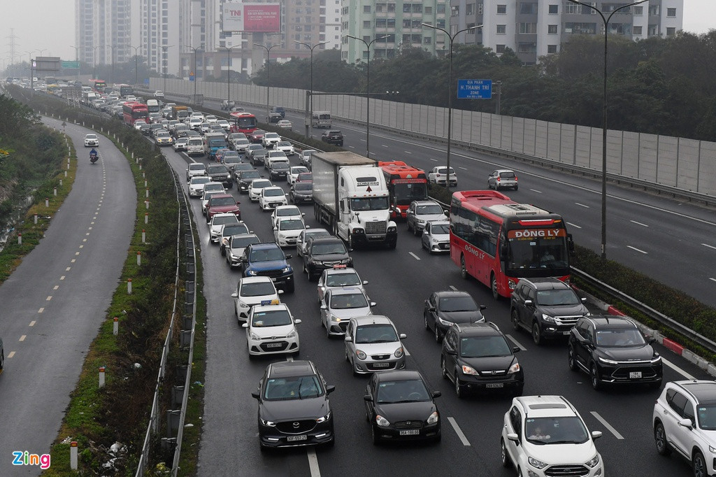 Chiều 16/2 (mùng 5 Tết), cao tốc Pháp Vân - Cầu Giẽ đoạn gần vành đai 3 ùn tắc khoảng 2 km.