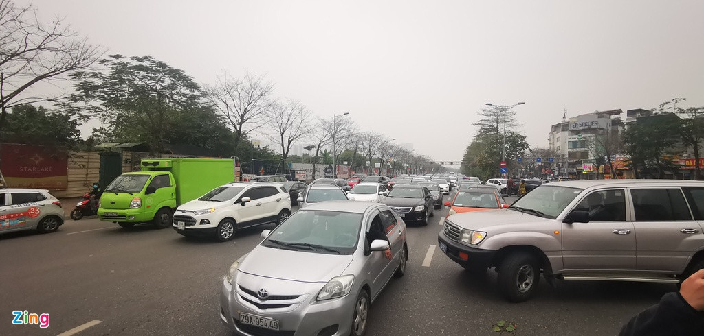 Tai nạn không gây thương vong nhưng khiến 3 phương tiện hư hỏng, giao thông ùn tắc.