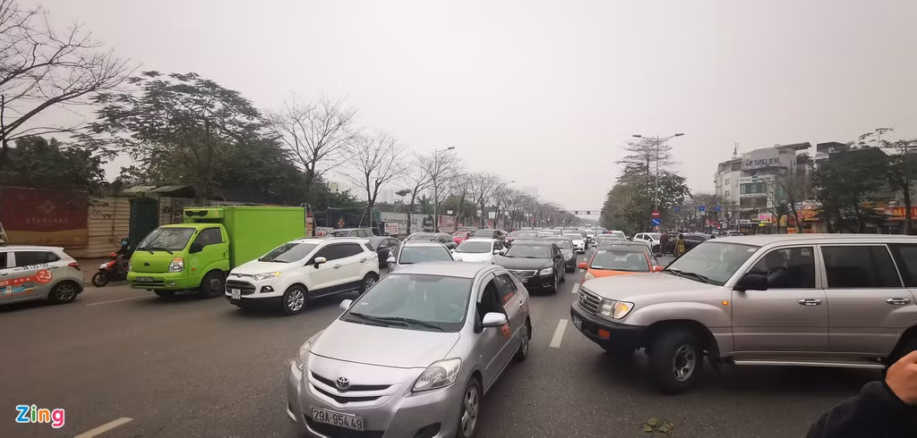 Tai nạn không gây thương vong nhưng khiến 3 phương tiện hư hỏng, giao thông ùn tắc.