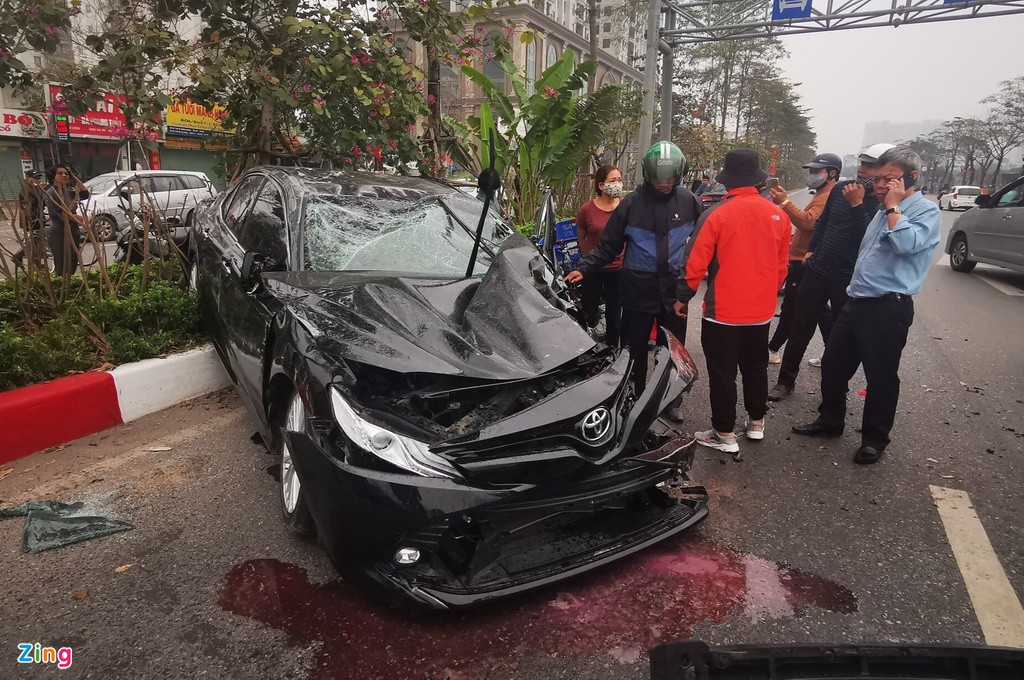 Khoảng 16h, vụ tai nạn liên hoàn khiến đường Võ Chí Công hướng từ cầu Nhật Tân vào nội thành ùn tắc trong khoảng 1 giờ.