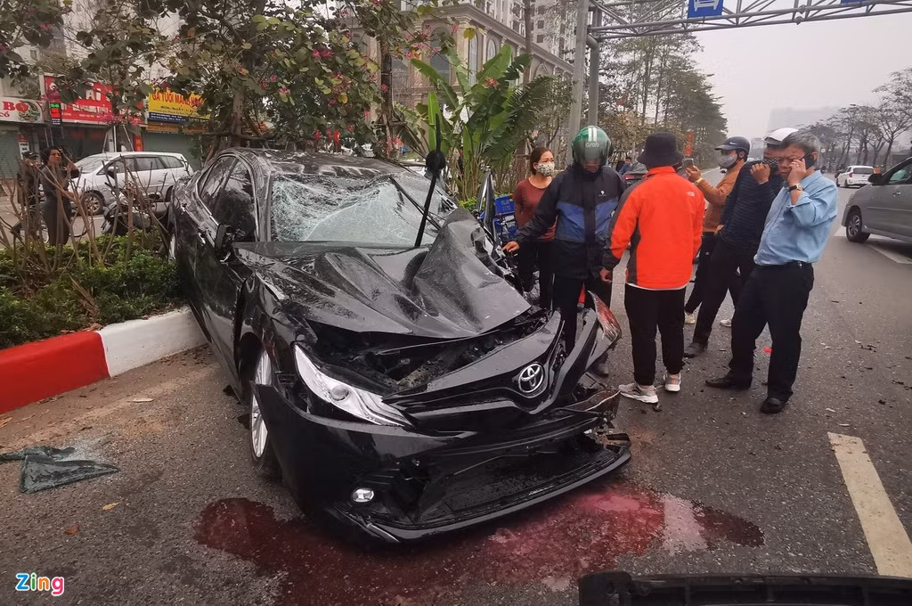 Khoảng 16h, vụ tai nạn liên hoàn khiến đường Võ Chí Công hướng từ cầu Nhật Tân vào nội thành ùn tắc trong khoảng 1 giờ.