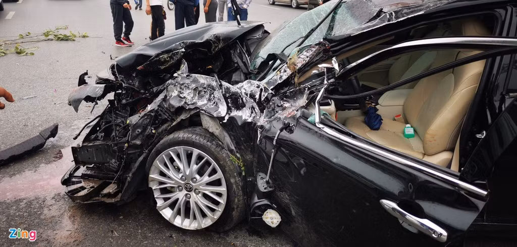 Theo các nhân chứng, chiếc Toyota màu đen đã tông vào xe Hyundai màu trắng khiến phương tiện này va chạm với ôtô 4 chỗ di chuyển cùng chiều.