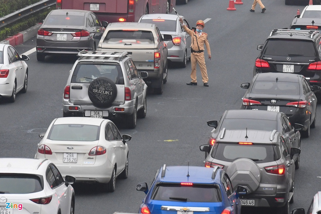 CSGT bố trí nhiều chốt để phân luồng phương tiện, giảm ùn tắc.