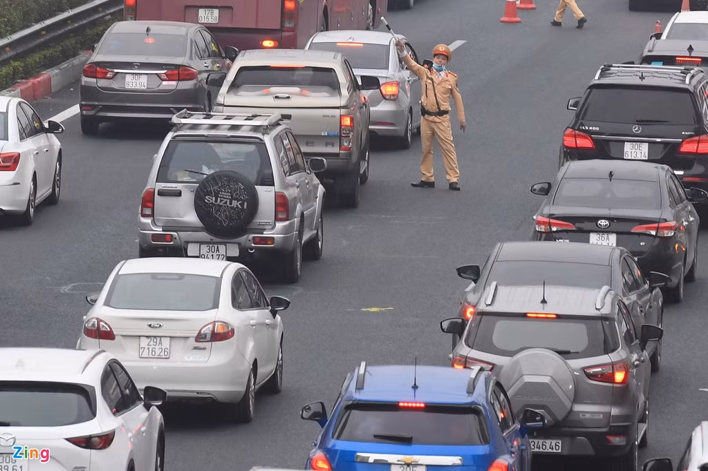 CSGT bố trí nhiều chốt để phân luồng phương tiện, giảm ùn tắc.