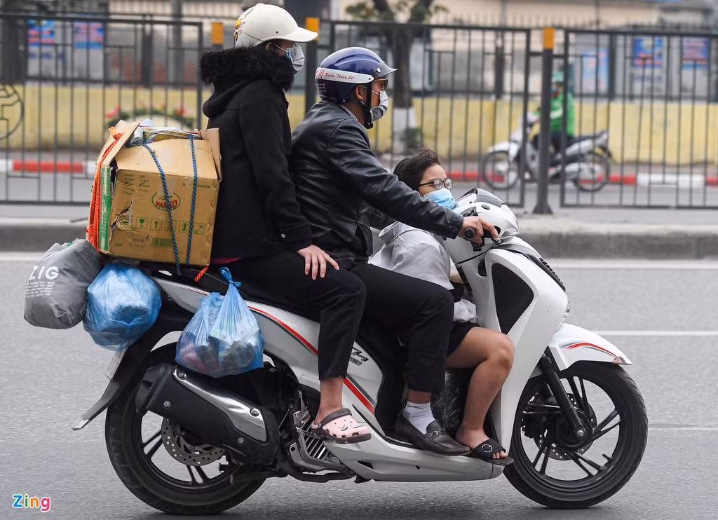 Là ngày cuối nghỉ lễ nhưng một số khu vực cửa ngõ Hà Nội khá thông thoáng. Quốc lộ 1 cũ nối với đường Giải Phóng chiều nay vắng phương tiện. Người lao động khi trở về Hà Nội mang theo nhiều đồ đạc và thức ăn dịp Tết.