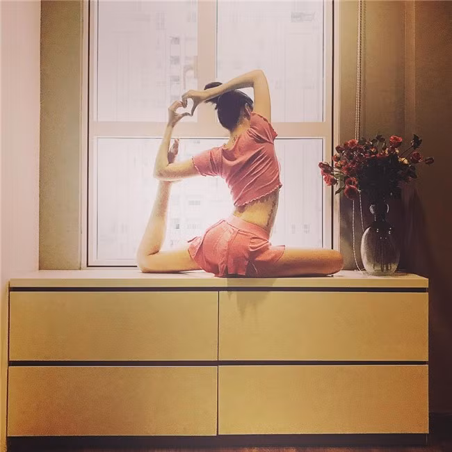 Nhờ việc tập luyện chăm chỉ, nữ ca sĩ duy trì được nhan sắc tươi trẻ và thân hình săn chắc. Ảnh: FB, Internet.