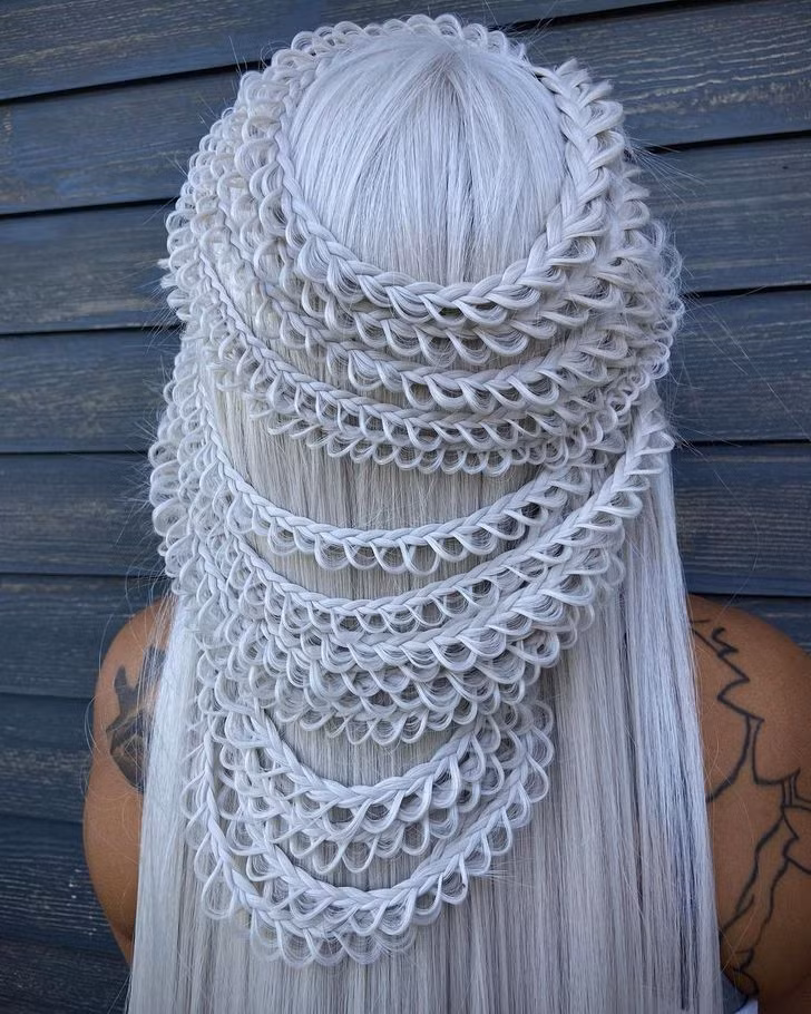 Alejandro là một nhà tạo mẫu tóc hoàn toàn tự học. Vào cấp hai, Alejandro bắt đầu xem video về cách thắt bím tóc đuôi cá. Sau đó, anh vào học tại một trường thẩm mỹ và tết tóc trở thành công việc yêu thích của anh trong thời gian chết.