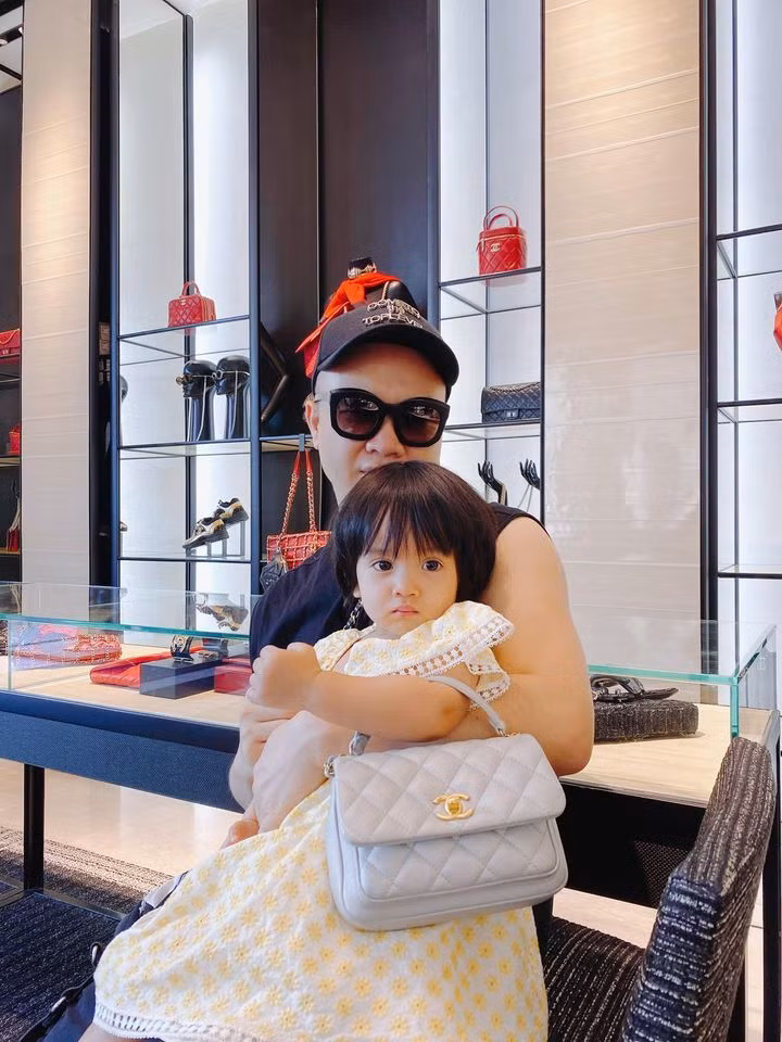 Cô bé MyMy được bố nuôi sắm cho cả bộ sưu tập túi Chanel đủ màu.