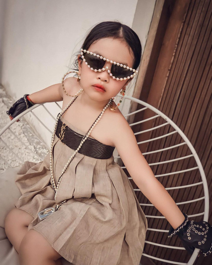 Trong bộ ảnh mới đây, cô bé được mẹ sắm cho toàn hàng hiệu xịn sò từ váy được thắt belt Saint Laurent đến túi xách mini trị giá gần 60 triệu đồng từ nhà mốt Chanel.