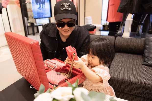 Đỗ Mạnh Cường gây sốt khi chi tiền khủng sắm bộ túi xách mini của Channel cho cô con gái.