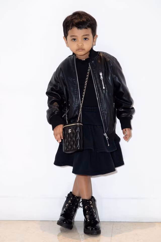 Con gái Linh Đan cũng được Đỗ Mạnh Cường chăm bẵm váy áo không kém. Có lần, Linh Đan đeo chiếc túi xách Mini Vanity của Chanel, giá bán khoảng hơn 36 triệu đồng.