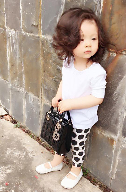 Elly Trần từng chịu chi khoảng 70 triệu đồng để sắm chiếc túi Lady Dior mini cho con gái Cadie Mộc Trà.