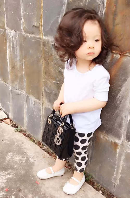 Elly Trần từng chịu chi khoảng 70 triệu đồng để sắm chiếc túi Lady Dior mini cho con gái Cadie Mộc Trà.