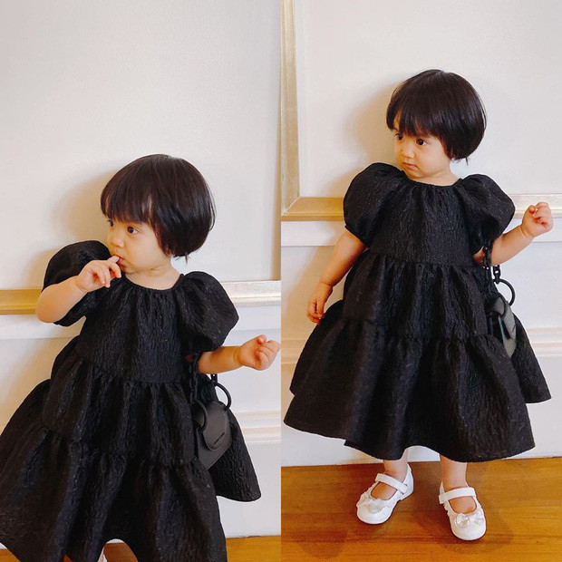 Mẫu túi xách khác có giá gần 20 triệu đồng trở thành phụ kiện matching của con gái Đỗ Mạnh Cường.