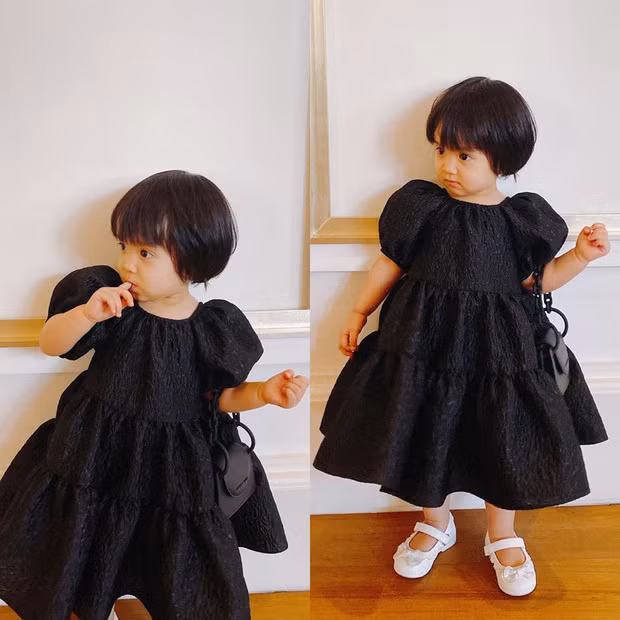 Mẫu túi xách khác có giá gần 20 triệu đồng trở thành phụ kiện matching của con gái Đỗ Mạnh Cường.