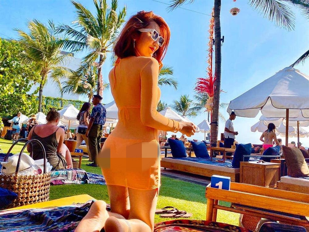 Thúy Ngân cũng từng “đốt mắt” người hâm mộ với chiếc váy xuyên thấu màu cam trong chuyến đi biển.