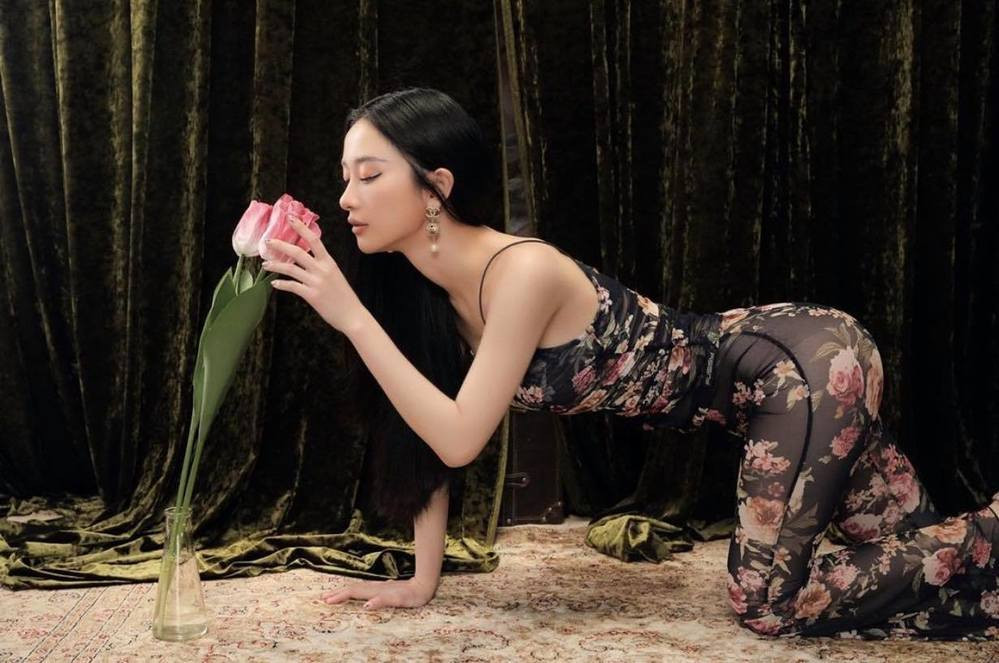 Đụng “hàng” với Ngọc Trinh, Jun Vũ cũng không ngại khoe dáng nóng bỏng, đường cong hằn rõ dưới lớp vải mỏng như sương.