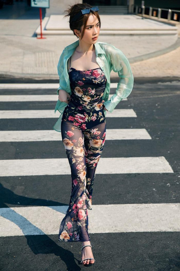Đến khi dạo phố, Ngọc Trinh cũng không ngại diện bộ jumpsuit mỏng tang phô diễn nội y bên dưới.