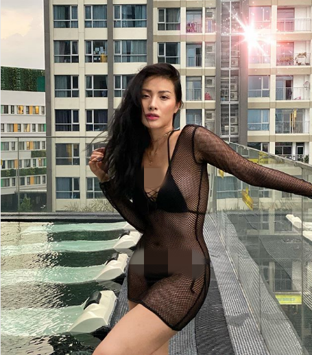 Yaya Trương Nhi mặc bikini màu đen kết hợp với áo lưới dài tay tạo nên tổng thể hài hòa về màu sắc giúp cô khoe được thân hình quyến rũ.