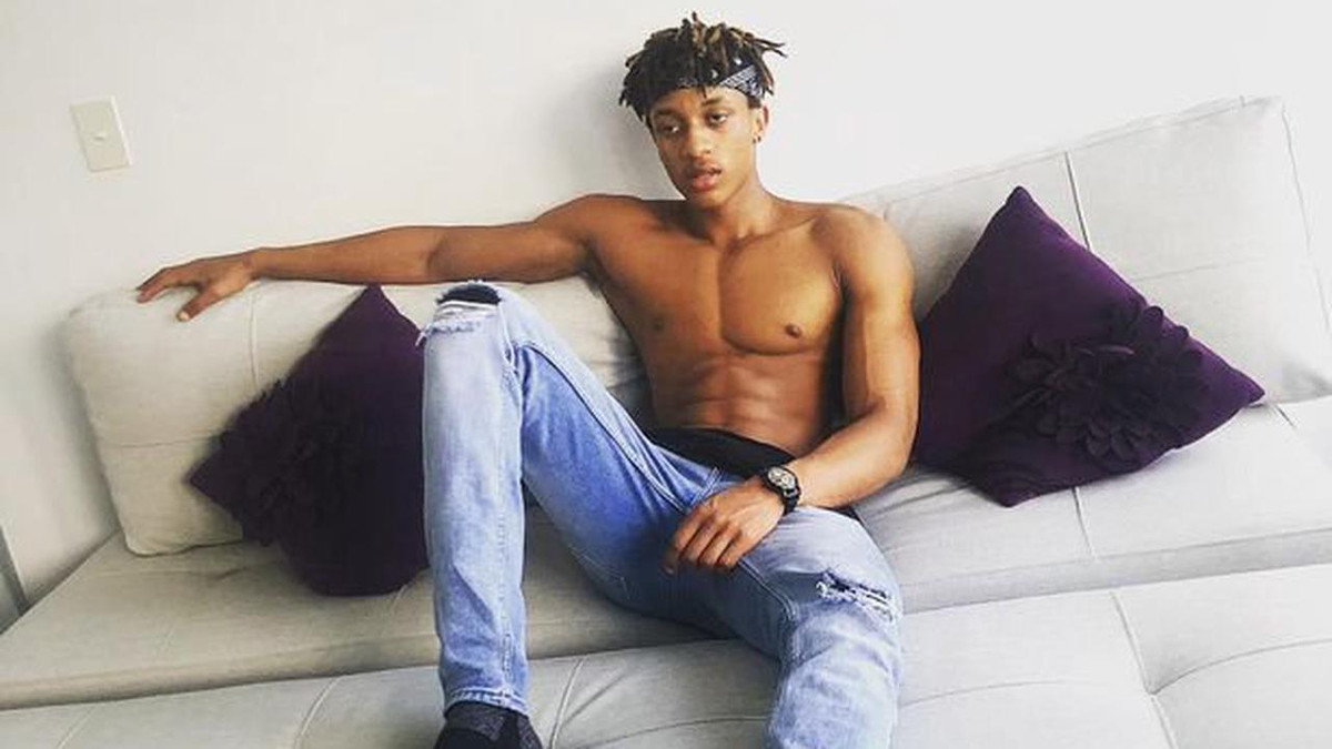 Anh ăn 5 lần/ngày với các bữa ăn có yến mạch, trứng, gạo, thịt bò, thịt gà, khoai lang và rau. Trong một tuần, anh tự thưởng cho mình 1-2 lần đi ăn bên ngoài với bạn bè.