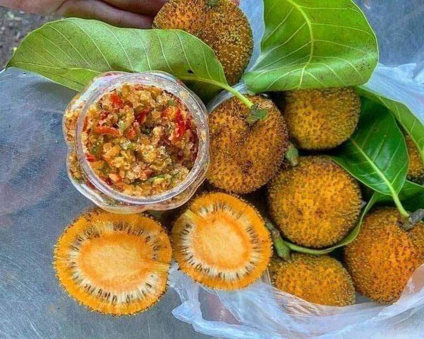 Trái gáo có vỏ ngoài trông khá sần sùi, mới nhìn tưởng đâu là… chôm chôm lai quả vải. Khi xẻ ra, bên trong ruột lại vàng ươm trông như trái dứa (khóm).