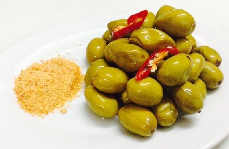 Đối với những ai khoái ăn chua thì cà na sống chấm muối ớt luôn là sự lựa chọn hàng đầu. Còn đối với các bà nội trợ khéo tay, cà na còn có thể đem đi ngào đường, xóc muối, ngâm nước mắm để "lai rai" những lúc thèm quà vặt.