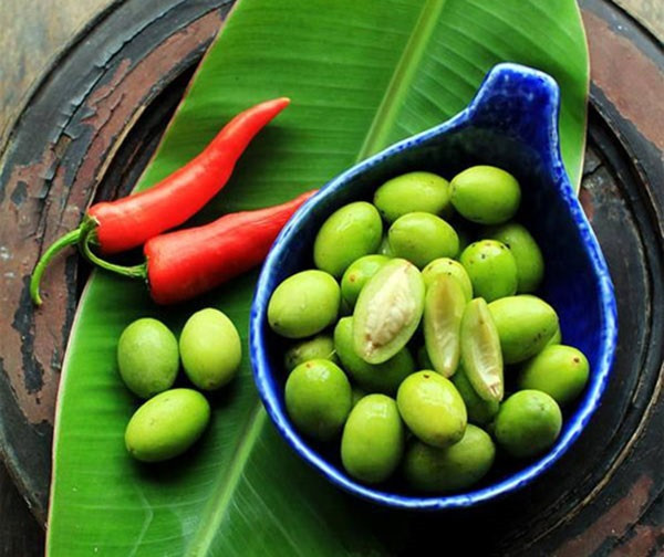 Trái cà na: Loại quả này gắn liền với kí ức tuổi thơ của bao thế hệ người miền Tây. Trái cà na có hình bầu dục, kích thước to gần bằng đầu ngón tay cái và lớp vỏ trơn láng, căng mịn. Khi còn non, cà na có màu xanh mướt và ngả về vàng nhạt khi chín.