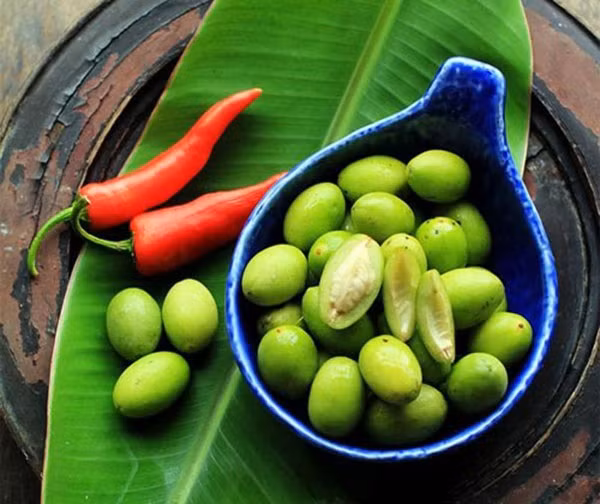 Trái cà na: Loại quả này gắn liền với kí ức tuổi thơ của bao thế hệ người miền Tây. Trái cà na có hình bầu dục, kích thước to gần bằng đầu ngón tay cái và lớp vỏ trơn láng, căng mịn. Khi còn non, cà na có màu xanh mướt và ngả về vàng nhạt khi chín.