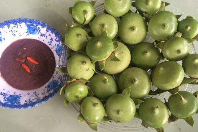 Từ lâu, trái bần chua đã gắn liền với mùa nước nổi ở miền Tây Nam Bộ. Loại quả này đem đi nấu canh chua hoặc chấm muối ăn sống đều không chê vào đâu được.