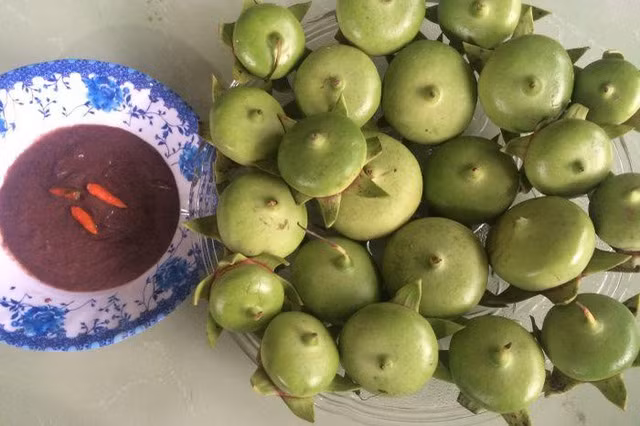 Từ lâu, trái bần chua đã gắn liền với mùa nước nổi ở miền Tây Nam Bộ. Loại quả này đem đi nấu canh chua hoặc chấm muối ăn sống đều không chê vào đâu được.