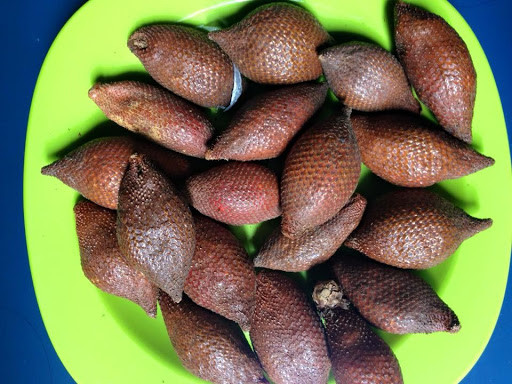 Mây Thái là loại quả lột vỏ, có hạt, màu nâu nhạt, kích thước tầm 10cm vừa lòng bàn tay. Dù sở hữu vỏ ngoài xù xì và có gai, thế nhưng bên trong quả mây Thái lại có màu vàng nhạt khá giống múi mít. Khi thưởng thức lần đầu, đảm bảo ai cũng sẽ… nhăn mặt vì thấy chua, nhưng ăn quen rồi thì sẽ thấy rất "nghiện".