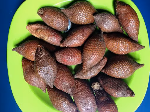 Mây Thái là loại quả lột vỏ, có hạt, màu nâu nhạt, kích thước tầm 10cm vừa lòng bàn tay. Dù sở hữu vỏ ngoài xù xì và có gai, thế nhưng bên trong quả mây Thái lại có màu vàng nhạt khá giống múi mít. Khi thưởng thức lần đầu, đảm bảo ai cũng sẽ… nhăn mặt vì thấy chua, nhưng ăn quen rồi thì sẽ thấy rất "nghiện".