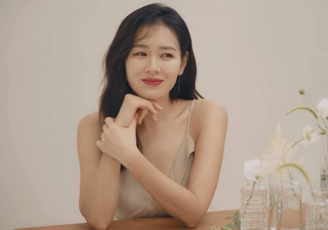 Gần chạm mốc 40 tuổi nhưng Son Ye Jin vẫn giữ được vóc dáng nóng bỏng và vẻ ngoài trẻ trung chẳng khác gì hồi còn đóng phim “Tuyết tháng Tư”.