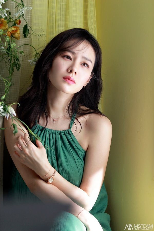 Thông thường, cô sẽ ăn sáng với khoai lang, rau. Khoai lang chứa lượng dinh dưỡng cao, giúp duy trì cảm giác no lâu. Ngoài khoai lang, chuối cũng là thực phẩm yêu thích của Son Je Jin trong thời gian giảm cân , giữ dáng.