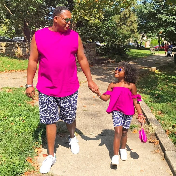 Michael Gardner gắn kết với con gái của mình bằng cách tự may vá cho cô bé hơn 200 bộ trang phục độc đáo.