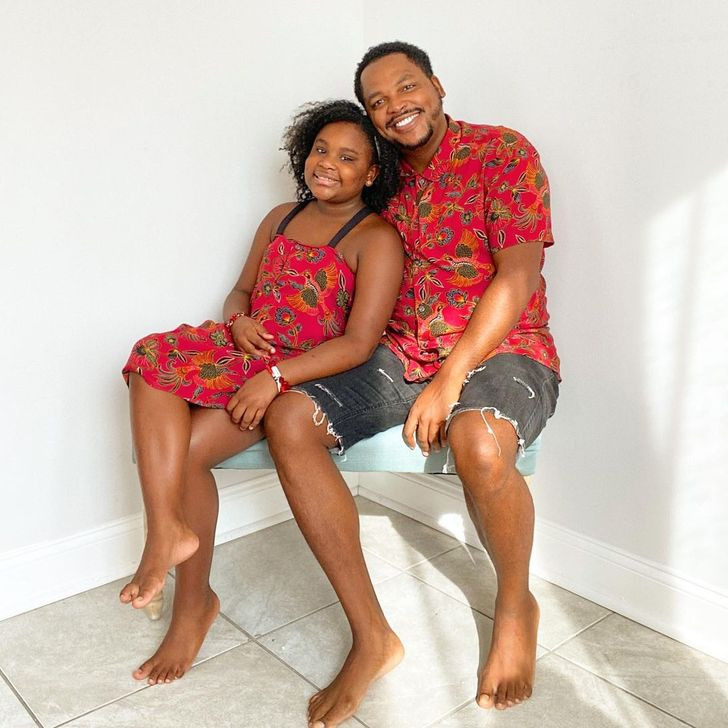 Michael bắt đầu may vá quần áo cho con gái từ khi Ava 3 tuổi. Anh ấy bắt đầu từ việc nhỏ, bằng cách may một chiếc quần từ váy phụ nữ, thứ mà Ava yêu thích.